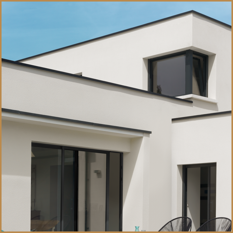 Vue extérieure sur les menuiseries d'une maison